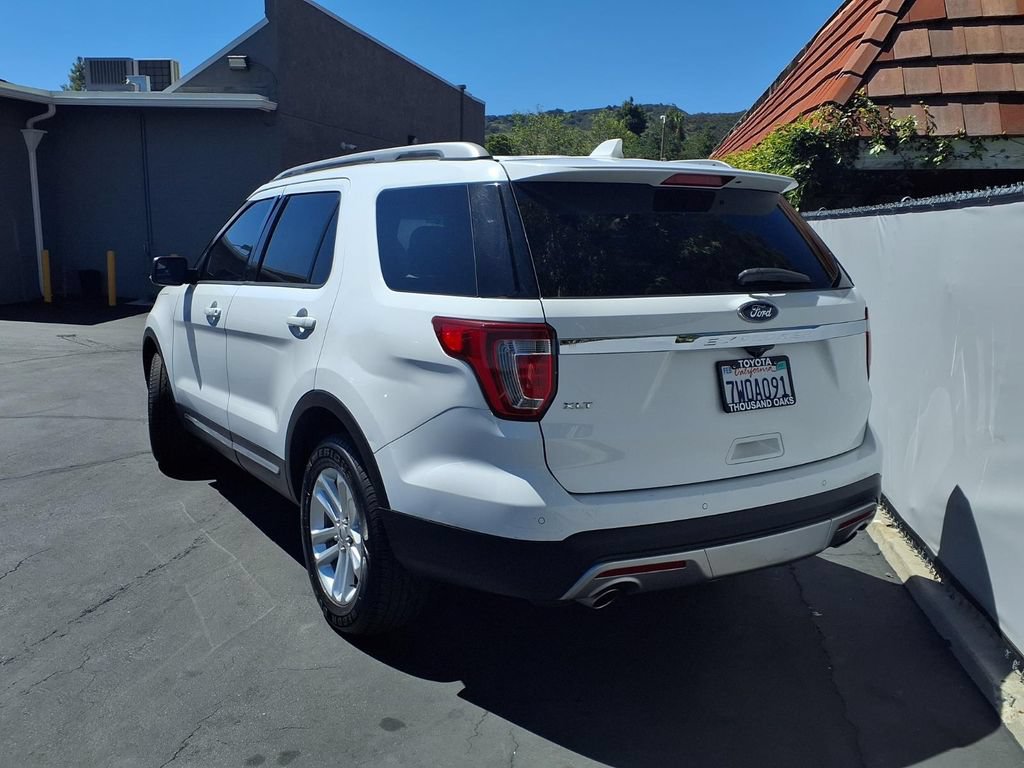 Used 2017 Ford Explorer XLT FWD image 5
