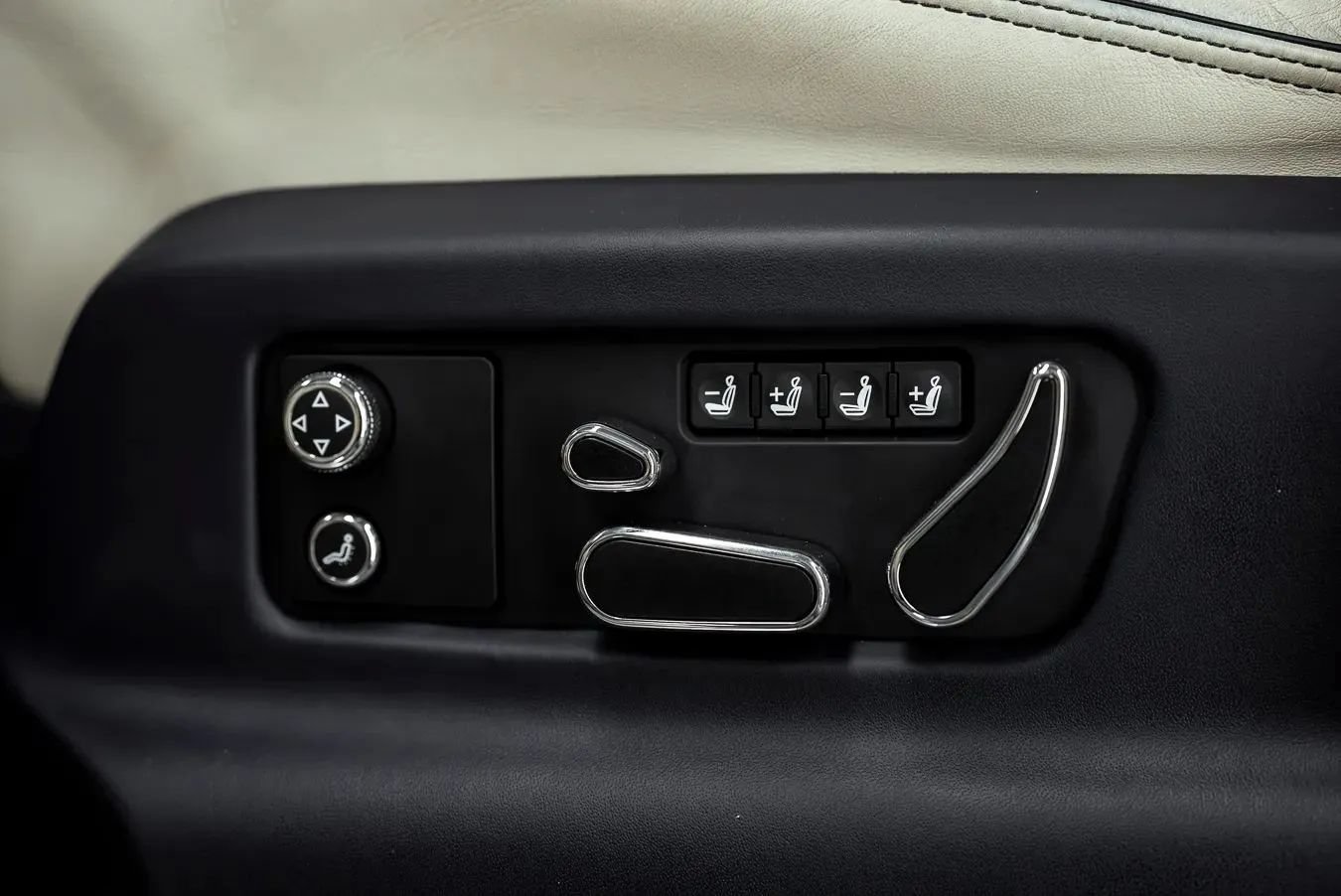 Used 2023 Bentley Bentayga AWD/4WD image 22