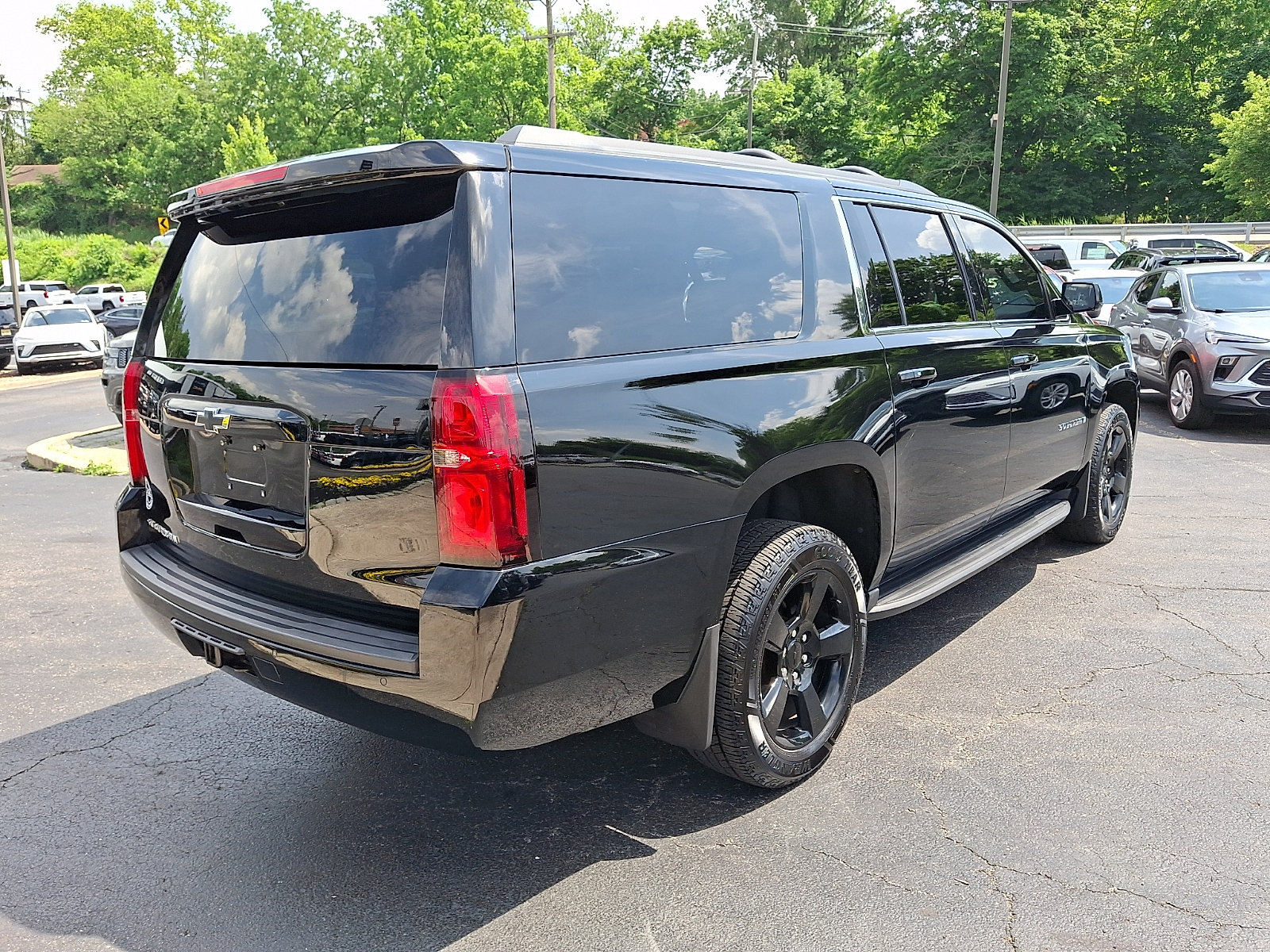 Used 2020 Chevrolet Suburban LT w/ Luxury Package AWD/4WD image 6