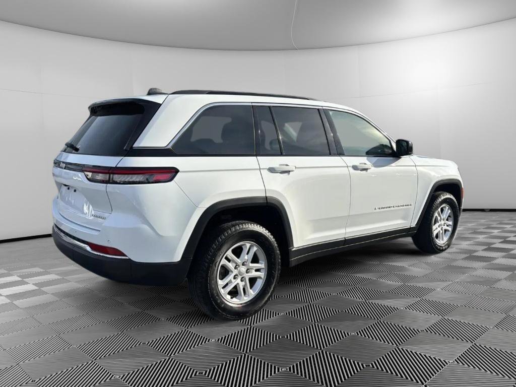 Used 2024 Jeep Grand Cherokee Laredo image 4