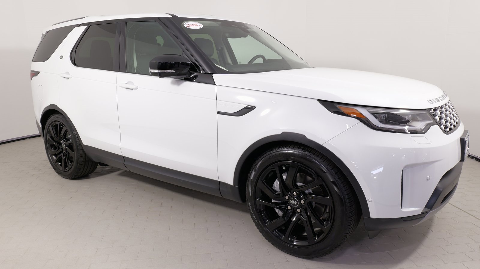 Used 2024 Land Rover Discovery S image 9
