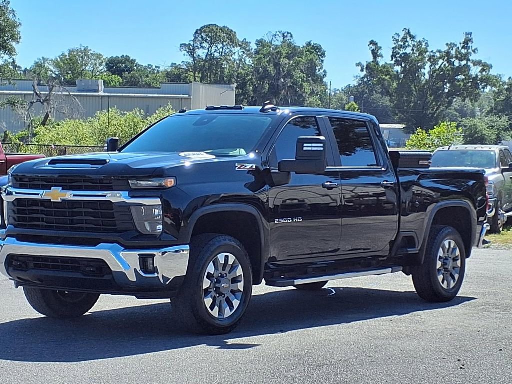 Used 2024 Chevrolet Silverado 2500 LT AWD/4WD image 3