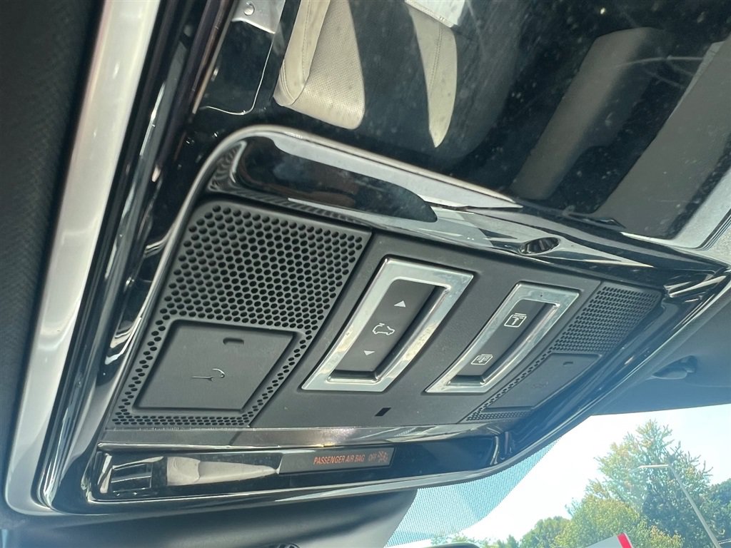 Used 2020 Land Rover Range Rover Velar R-Dynamic S AWD/4WD image 31