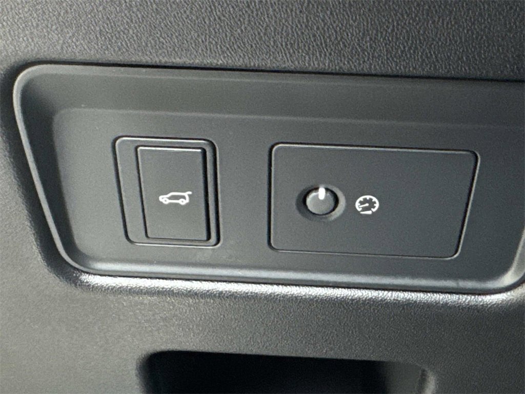 Used 2025 Land Rover Discovery Dynamic SE image 31