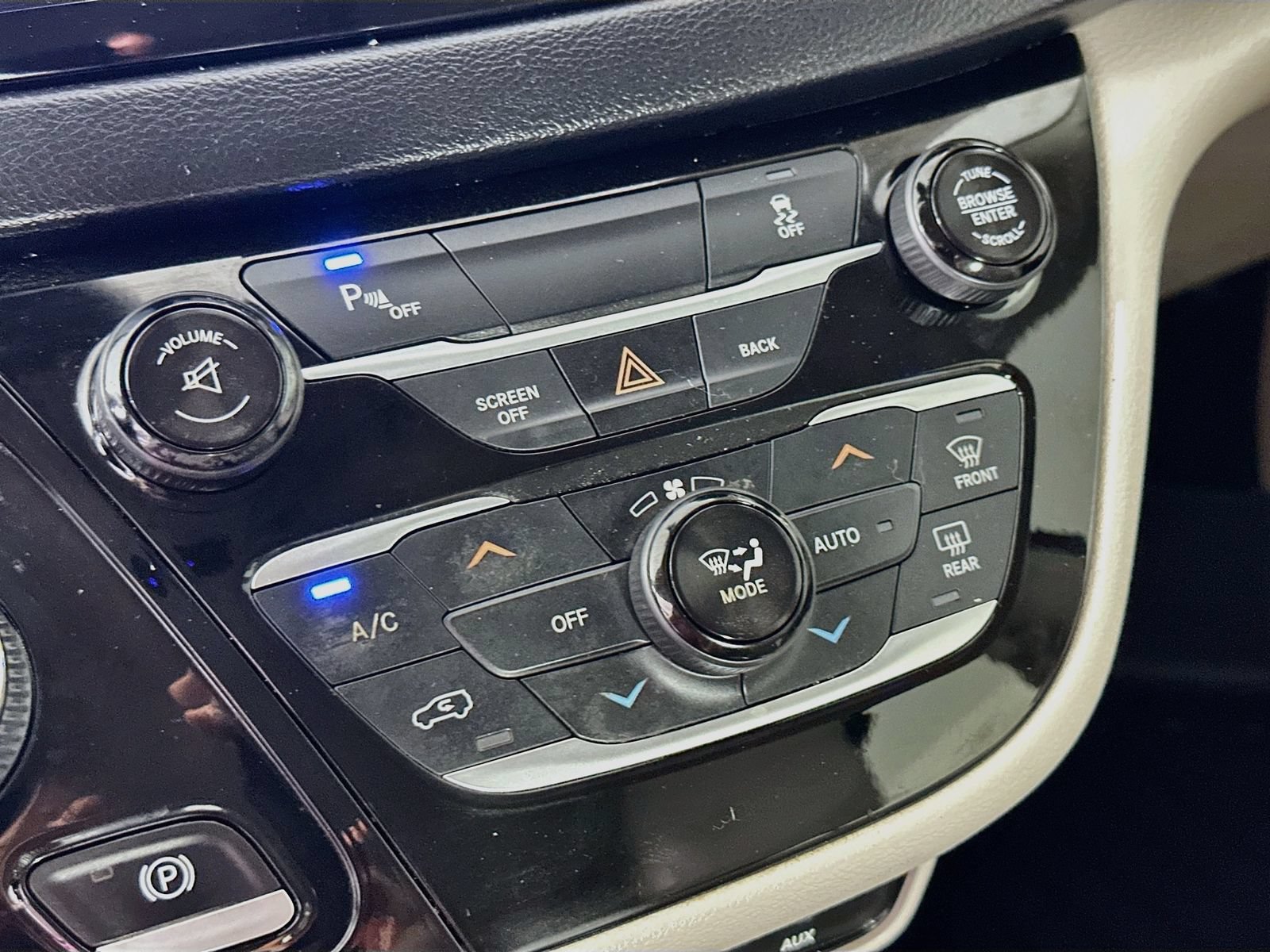 Used 2017 Chrysler Pacifica Touring-L FWD image 17