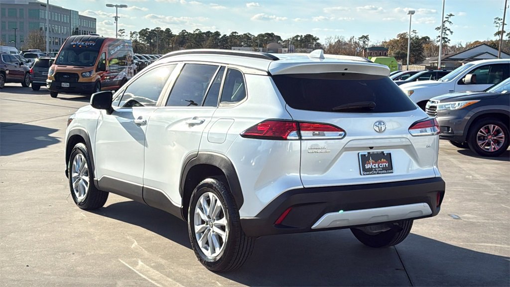 Used 2023 Toyota Corolla Cross LE image 3