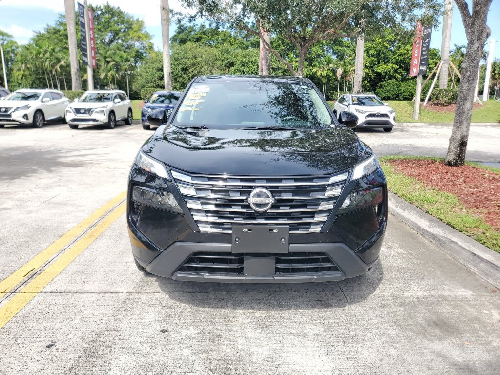 Certified 2025 Nissan Rogue SV FWD image 2