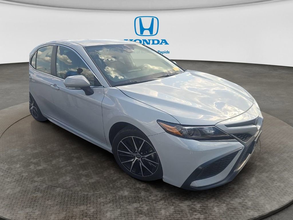 Used 2024 Toyota Camry SE image 11