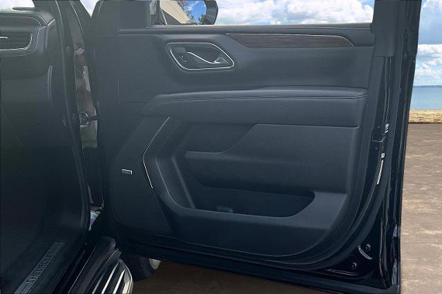 Used 2023 Chevrolet Suburban Premier image 29