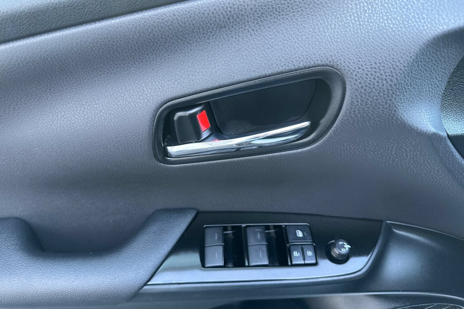Certified 2020 Toyota Prius LE FWD image 11