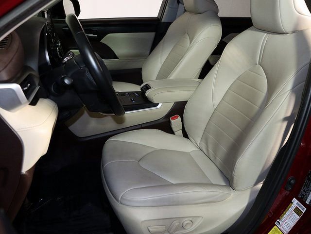 Used 2020 Toyota Highlander XLE image 4