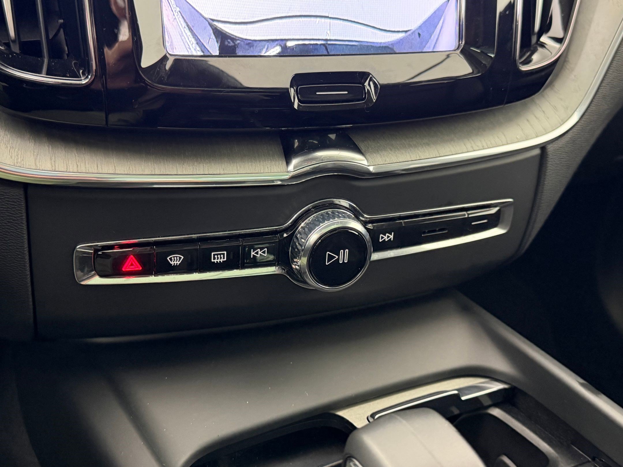 Used 2025 Volvo XC60 B5 Plus image 28