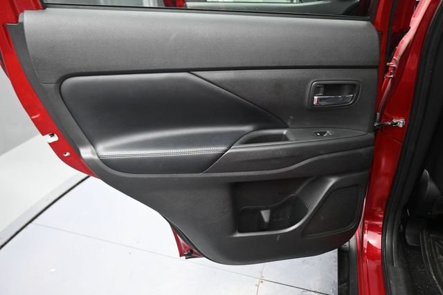 Used 2020 Mitsubishi Outlander SE AWD/4WD image 18