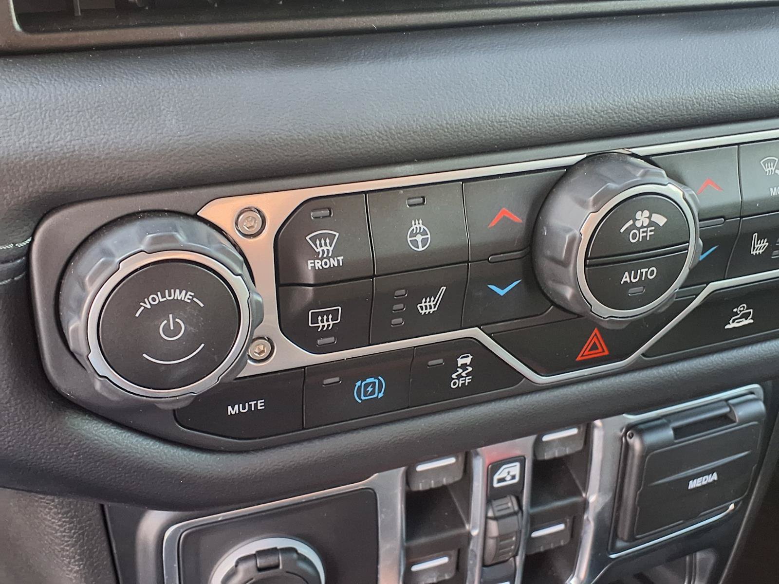 Used 2024 Jeep Wrangler Unlimited Sahara AWD/4WD image 17