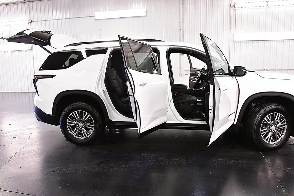 Used 2025 Chevrolet Traverse LT image 30