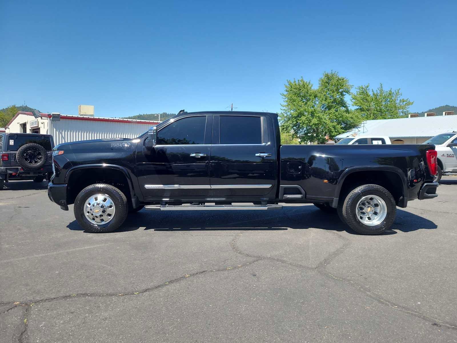 Used 2024 Chevrolet Silverado 3500 High Country w/ High Country Premium Package AWD/4WD image 11