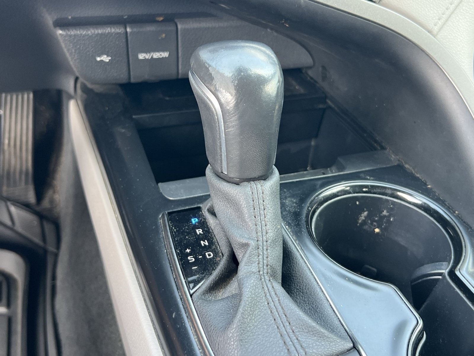 Used 2020 Toyota Camry SE w/ Sunroof Package FWD image 21