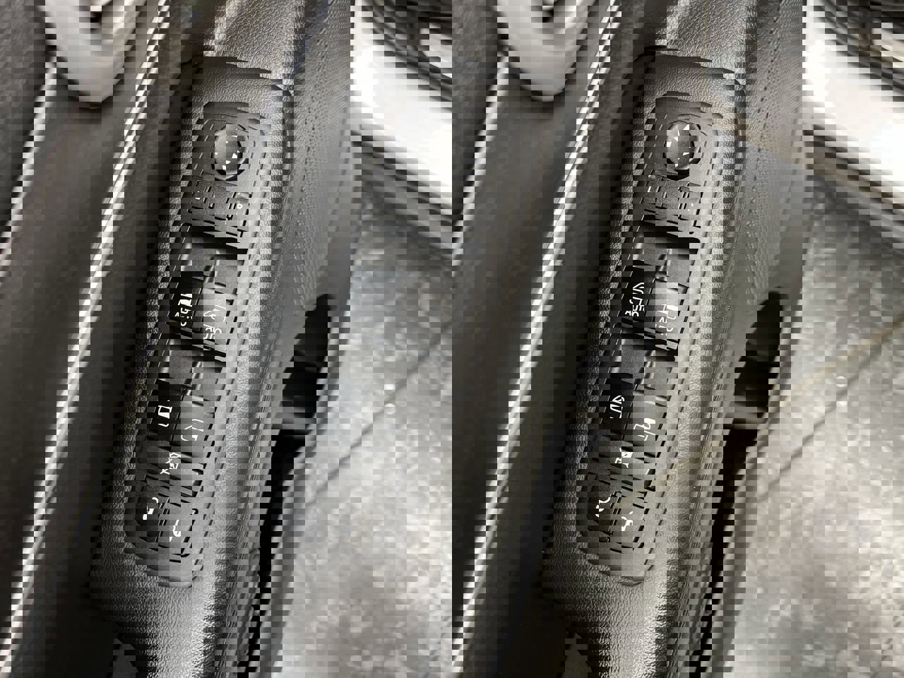 Used 2018 Jeep Grand Cherokee Limited image 8