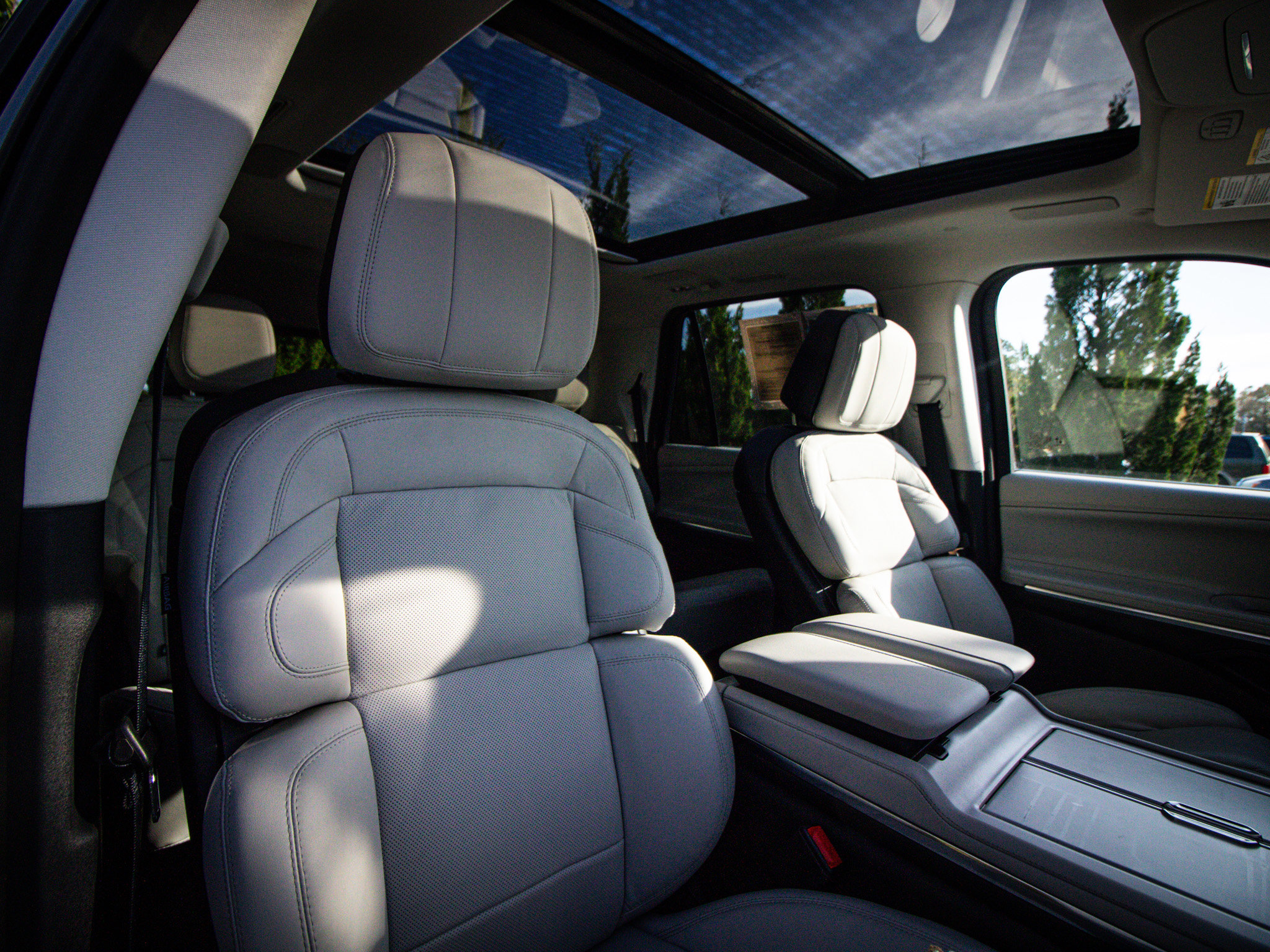 Used 2025 Lincoln Navigator Reserve image 33