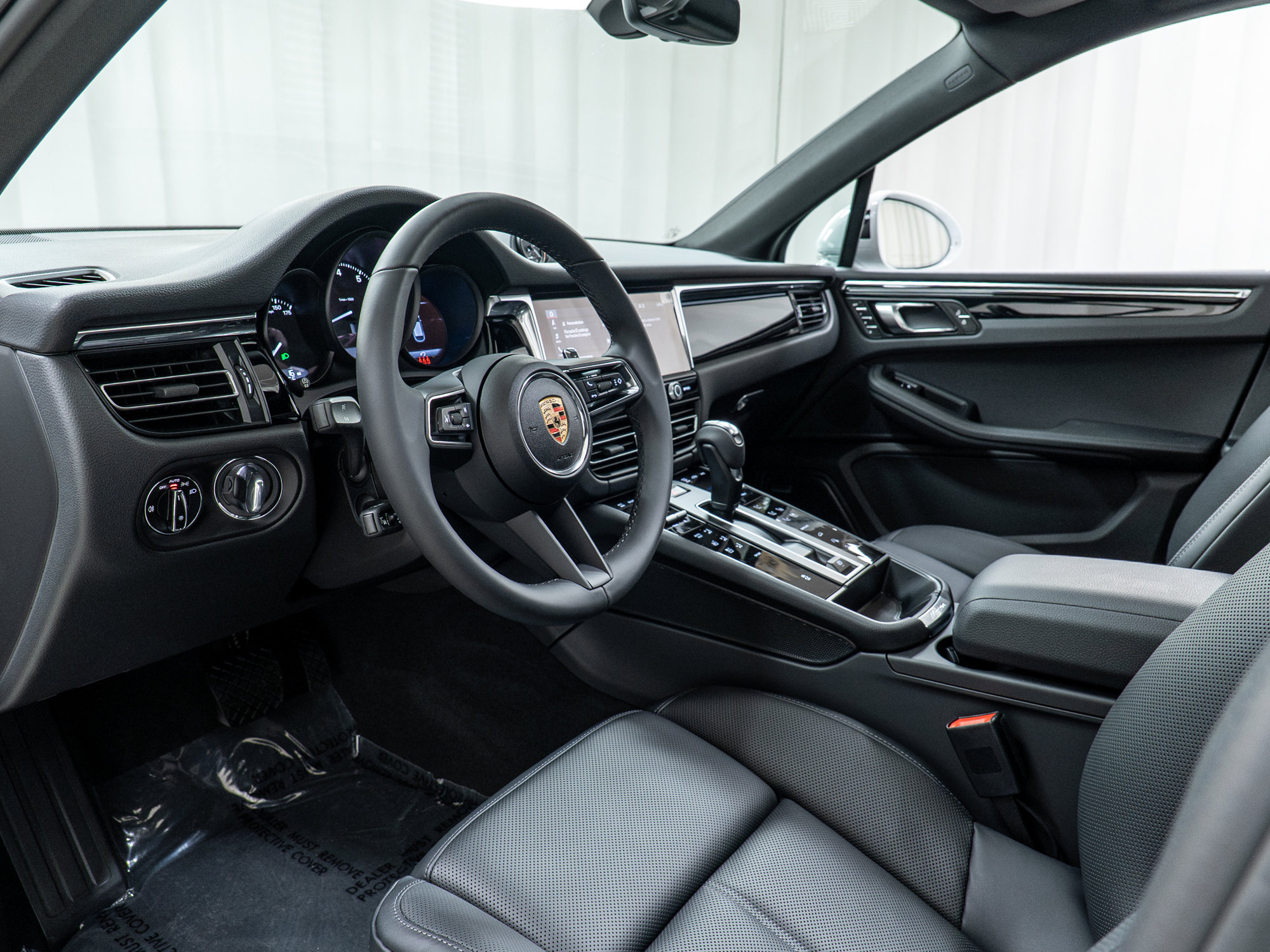 Certified 2025 Porsche Macan image 4