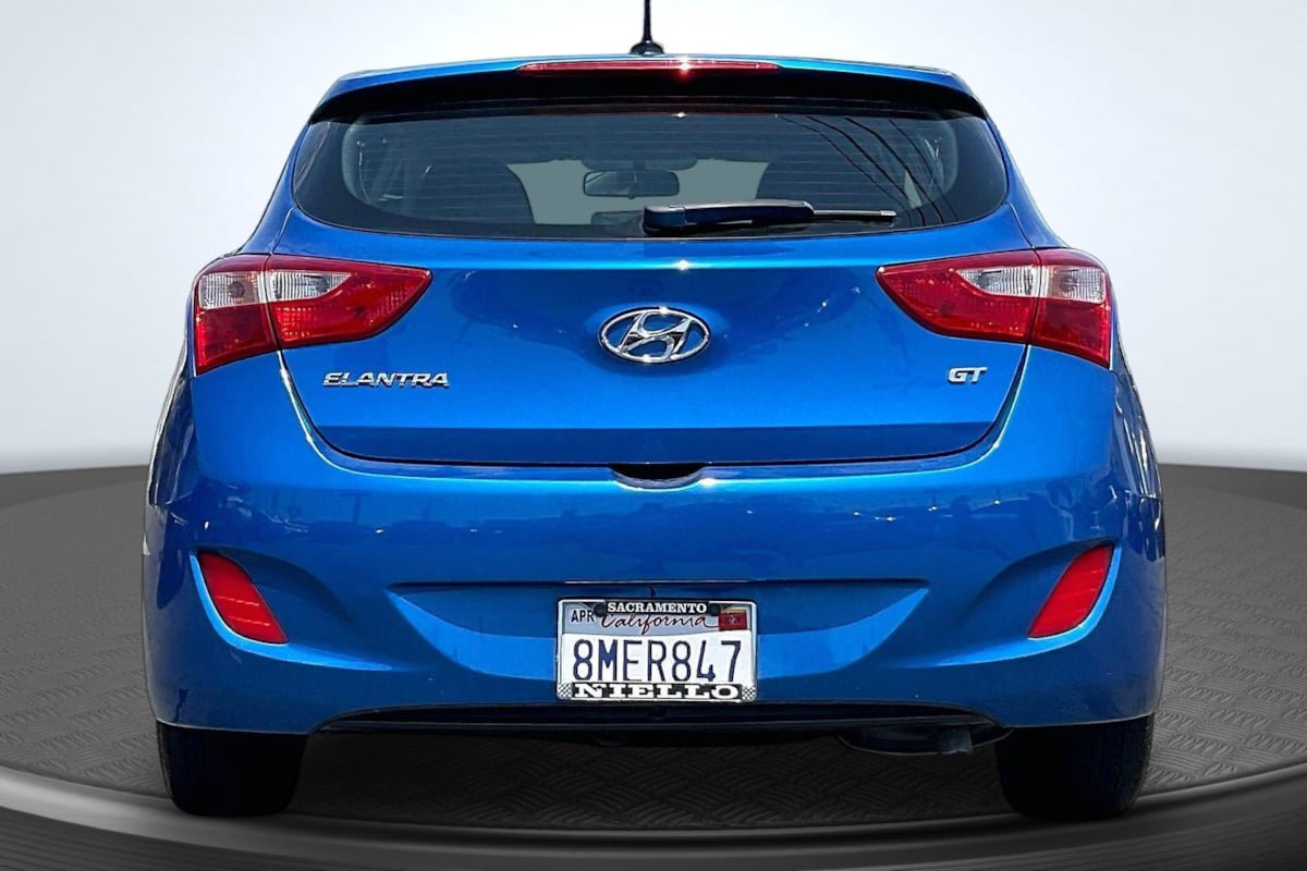 Used 2017 Hyundai Elantra GT FWD image 4