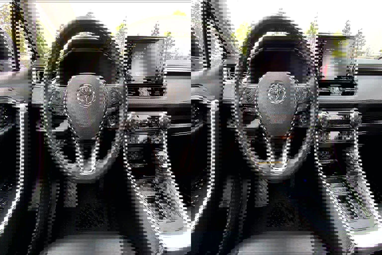 Used 2021 Toyota RAV4 XLE Premium image 5