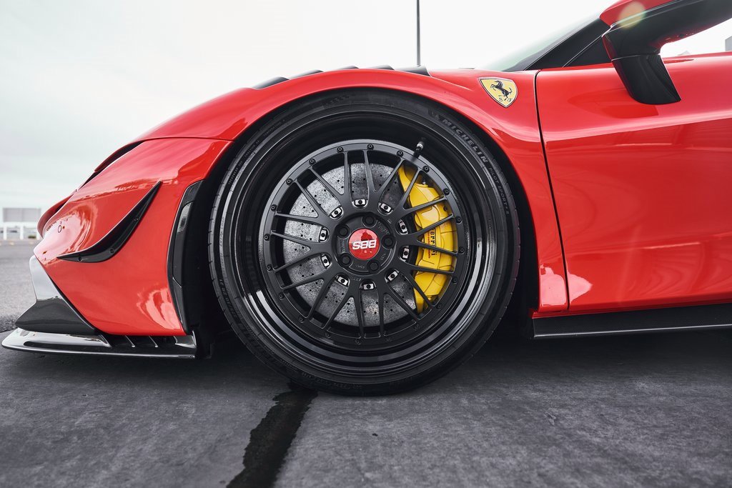 Used 2022 Ferrari SF90 Spider image 3