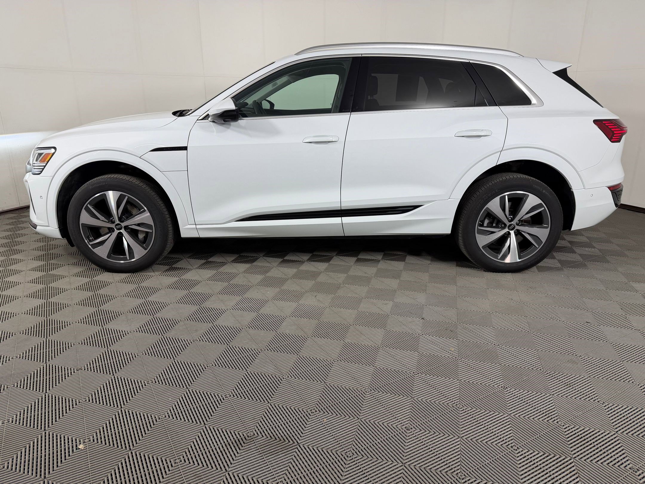 Used 2024 Audi Q8 e-tron Premium Plus AWD/4WD image 2
