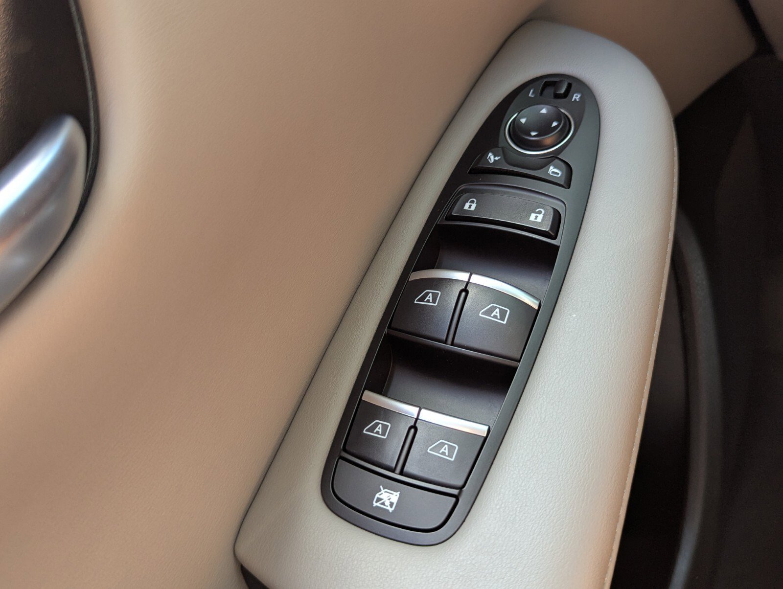Used 2023 INFINITI QX50 Luxe w/ Accent Package FWD image 39