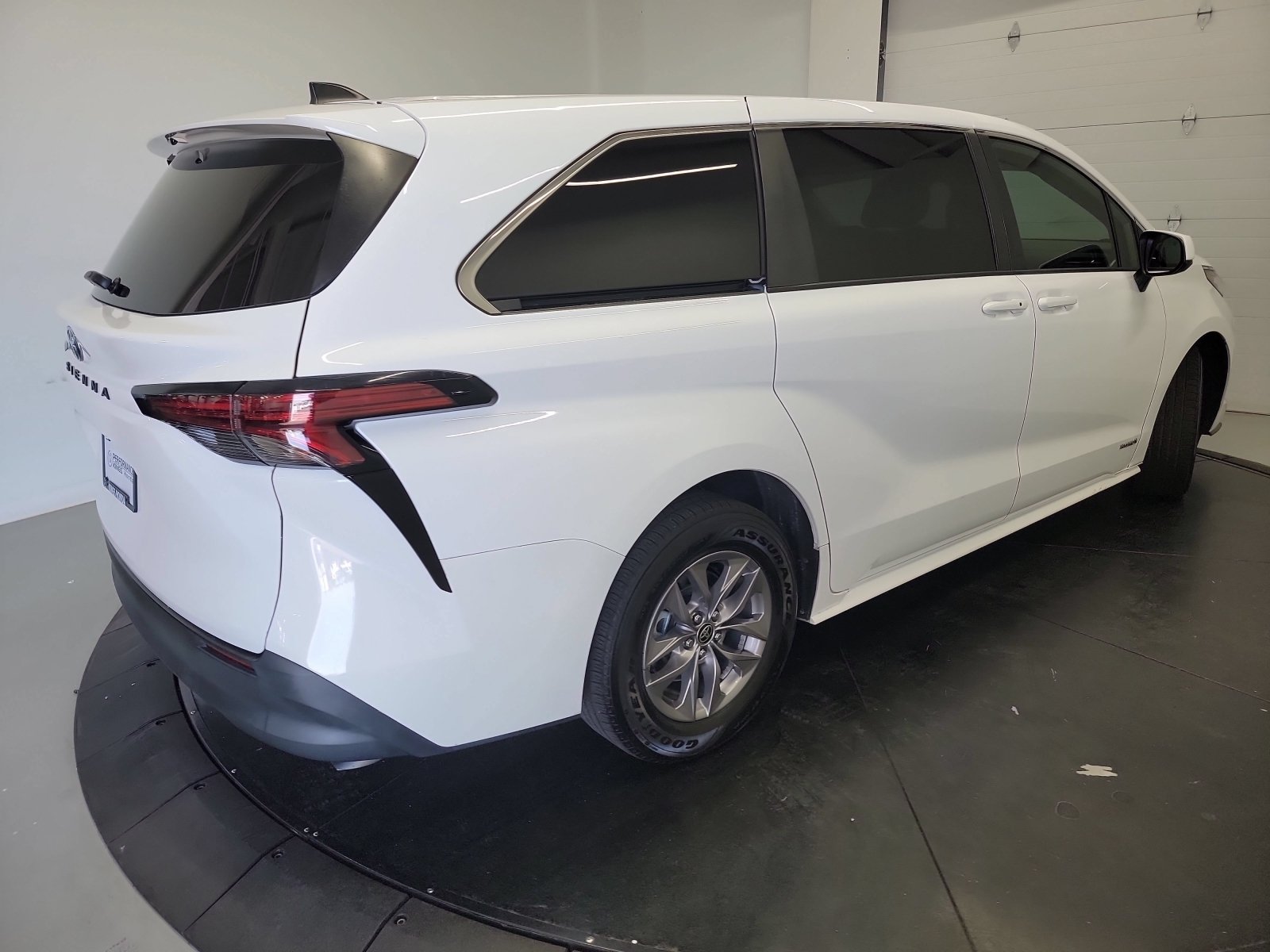 Used 2021 Toyota Sienna LE FWD image 9