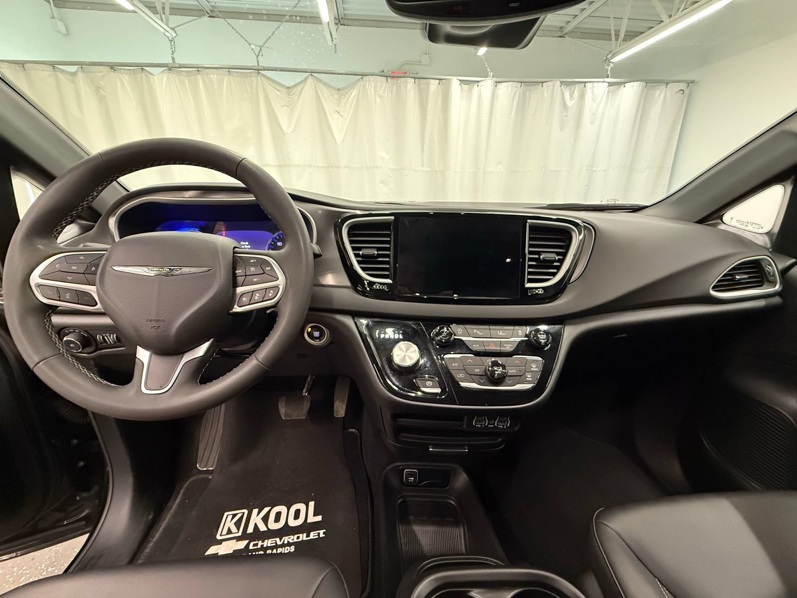 Used 2025 Chrysler Pacifica Select FWD image 17