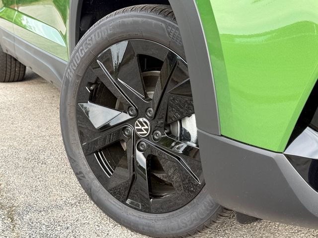 New 2026 Volkswagen Taos SE FWD image 2