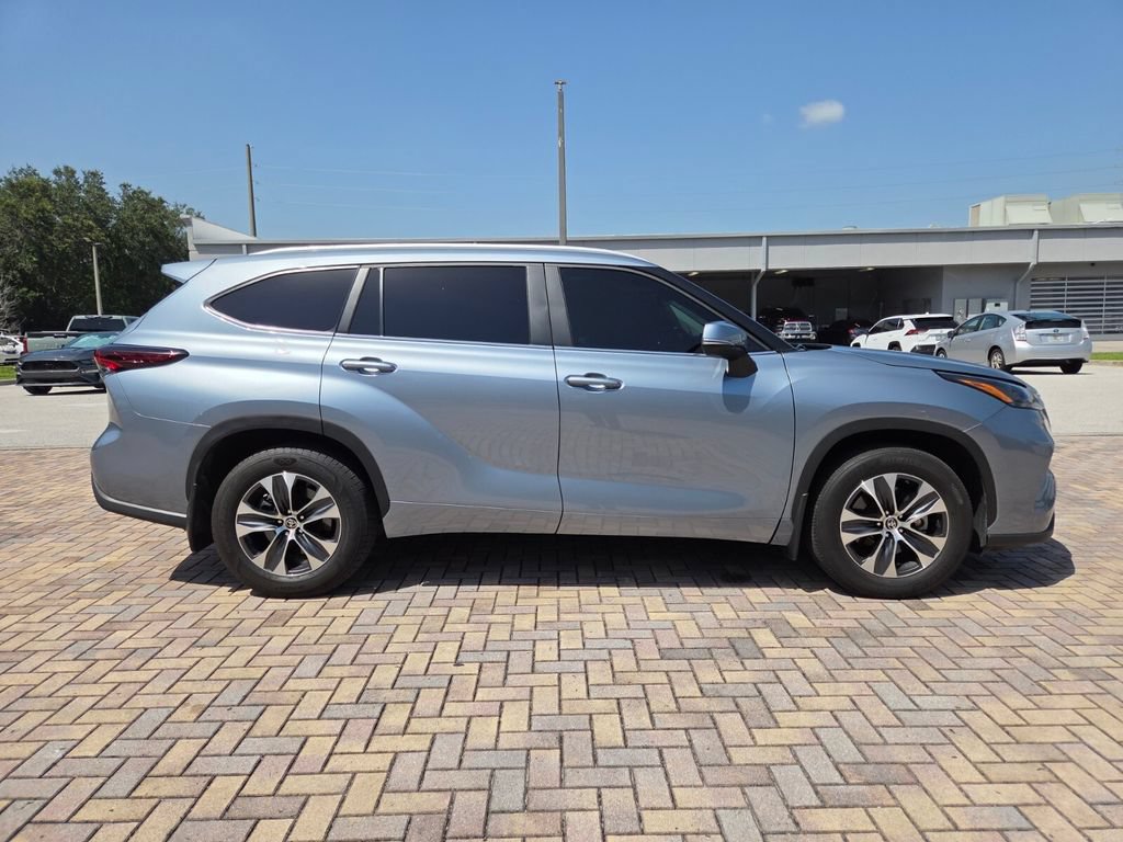 Used 2024 Toyota Highlander XLE FWD image 12