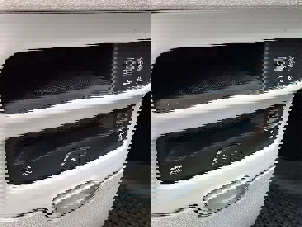 Used 2018 Chrysler Pacifica Limited image 27