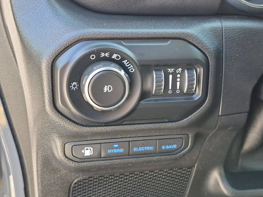 Used 2021 Jeep Wrangler Unlimited Sahara w/ Cold Weather Group AWD/4WD image 15