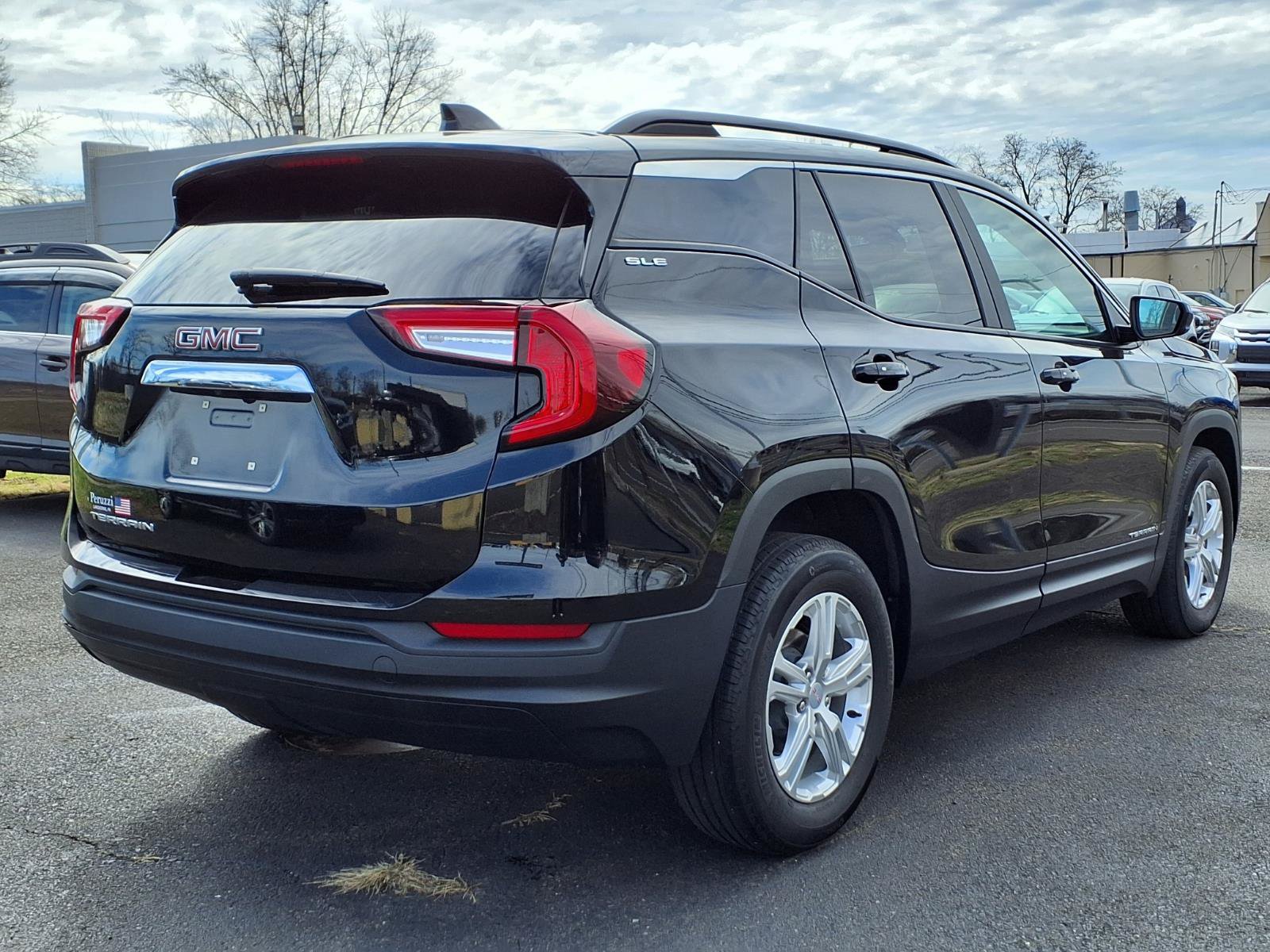 Used 2024 GMC Terrain SLE w/ Driver Convenience Package FWD image 3