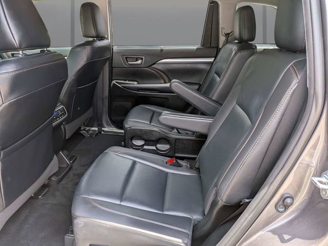 Used 2019 Toyota Highlander XLE FWD image 16