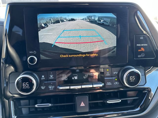 Used 2023 Toyota Highlander LE AWD/4WD image 26