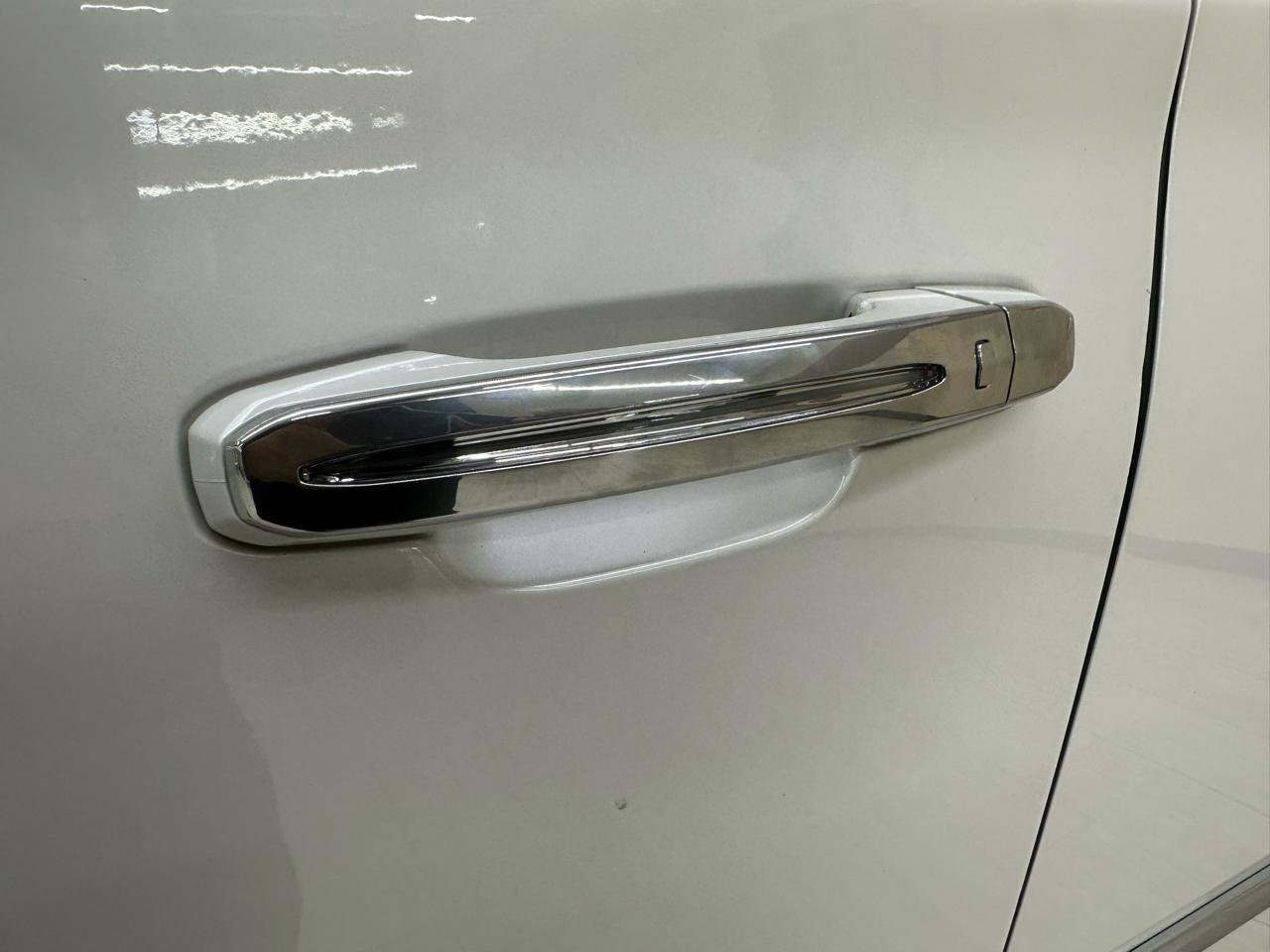 Used 2018 Cadillac Escalade Premium Luxury RWD image 18