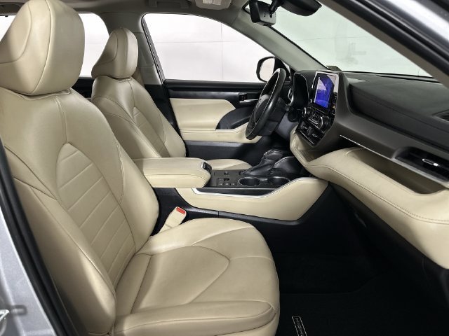 Used 2023 Toyota Highlander XLE AWD/4WD image 29