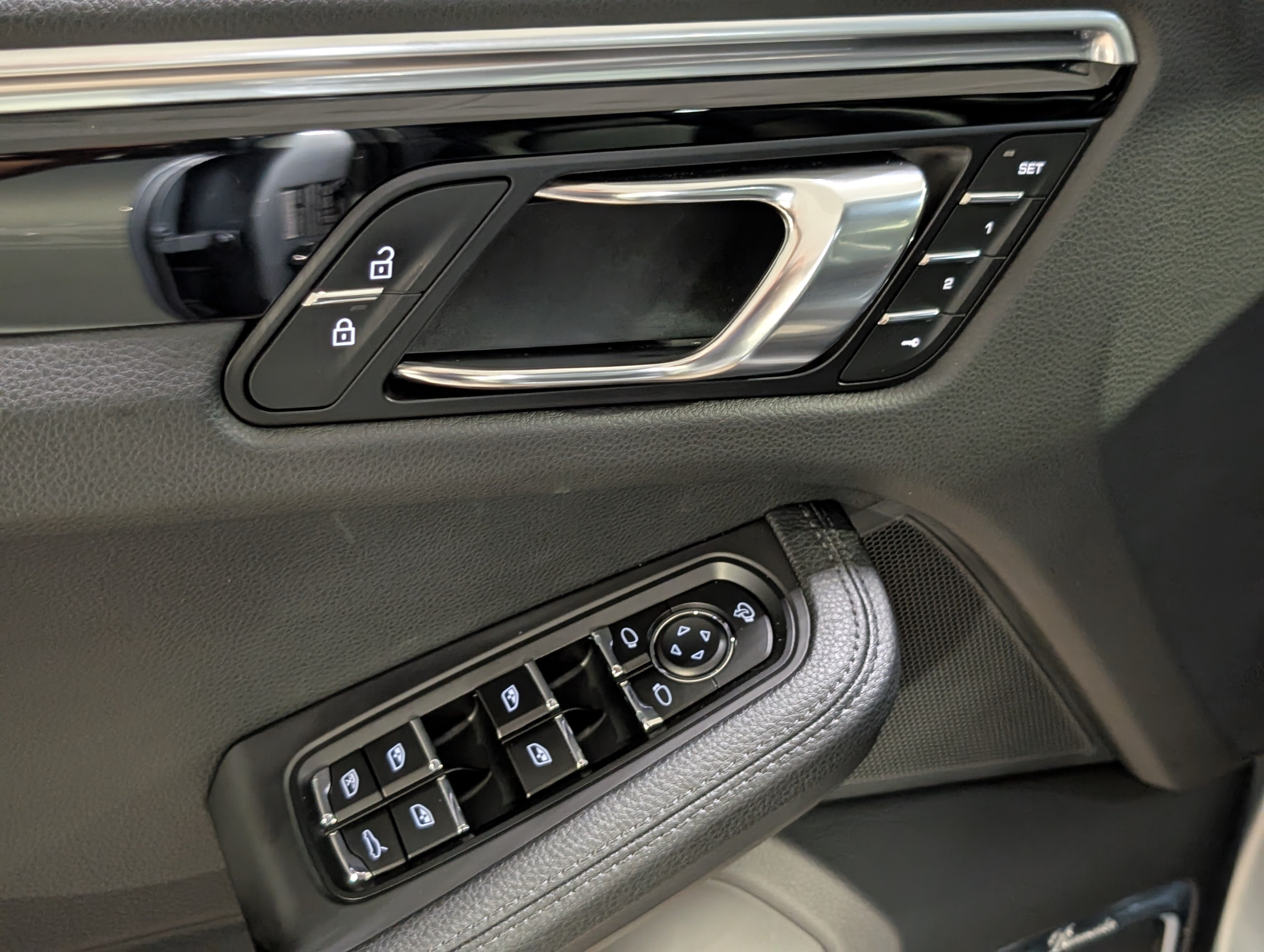 Certified 2023 Porsche Macan Turbo AWD/4WD image 21