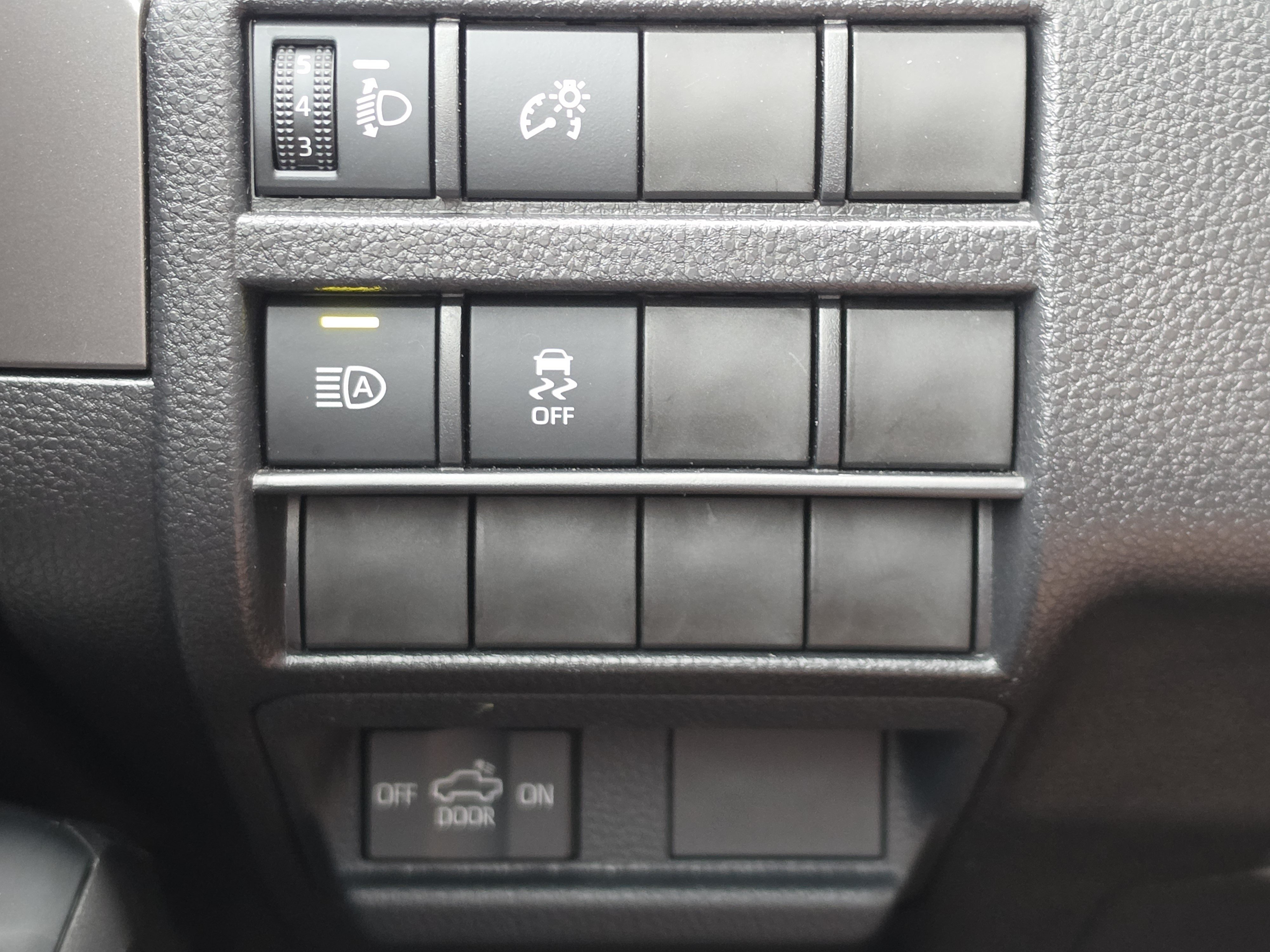 Certified 2025 Toyota Tacoma SR5 AWD/4WD image 14