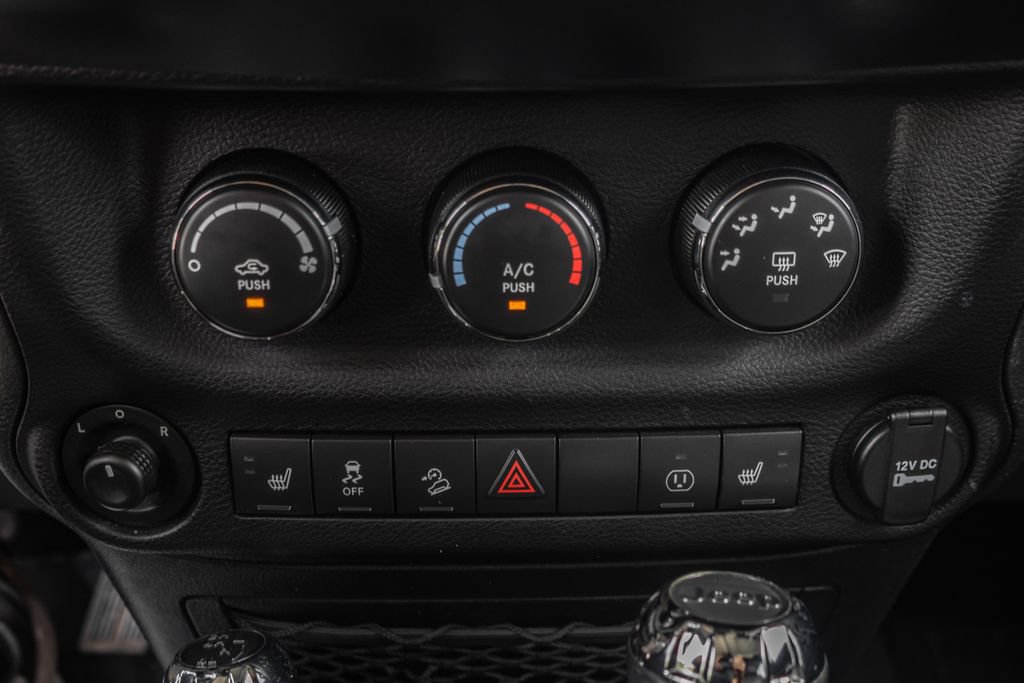 Used 2017 Jeep Wrangler Unlimited Sahara w/ Connectivity Group AWD/4WD image 19