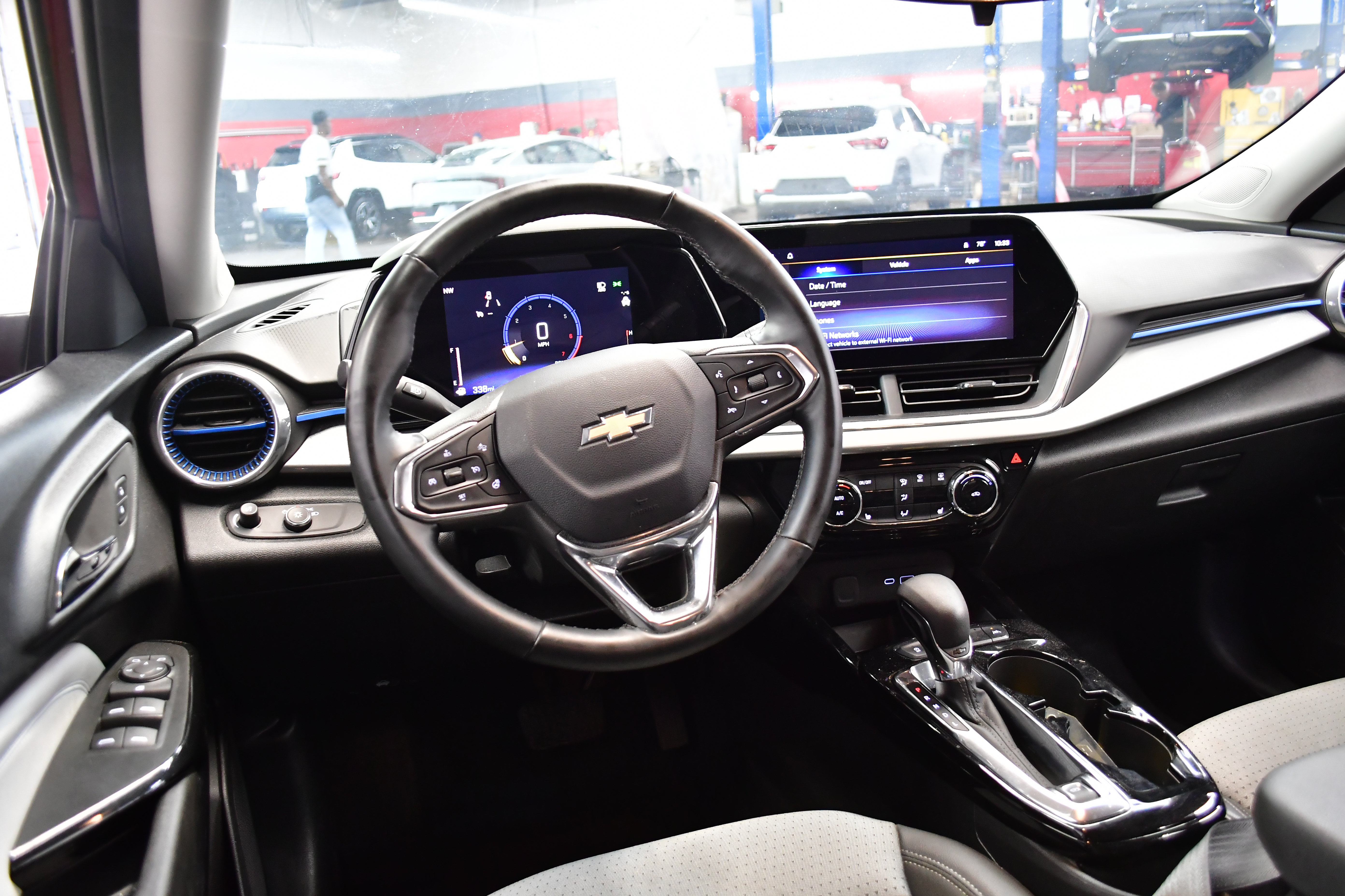 Used 2025 Chevrolet Trax LT w/ LT Convenience Package FWD image 9