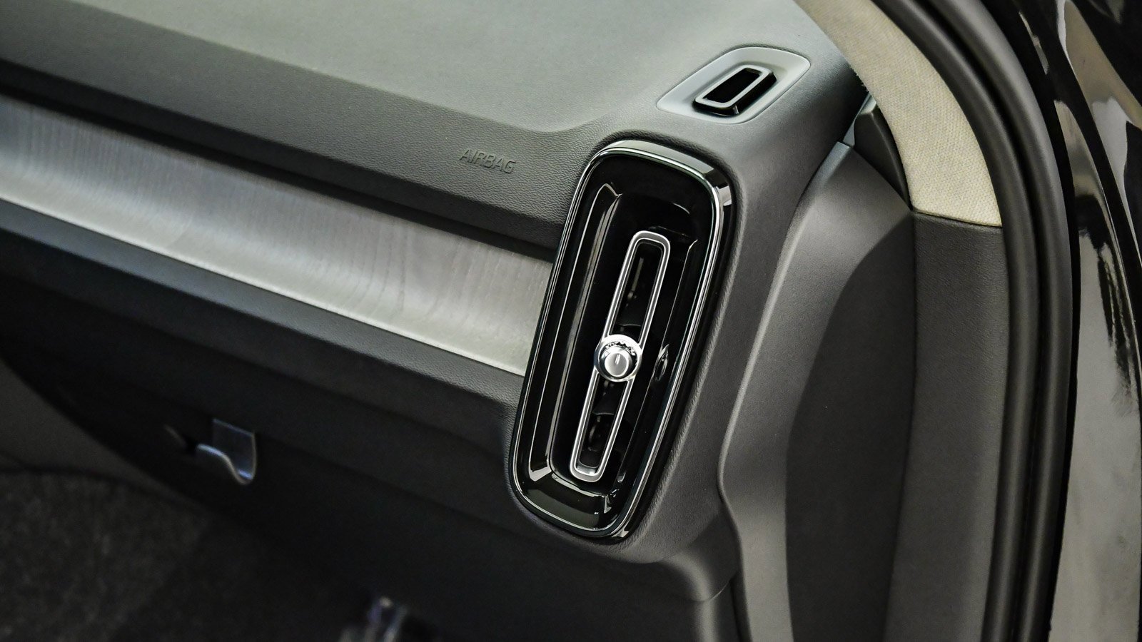 Certified 2025 Volvo XC40 B5 Ultra w/ Climate Package image 17