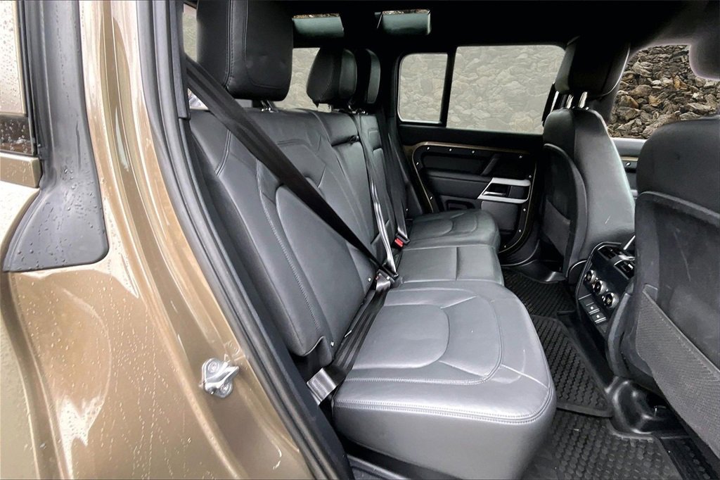 Used 2024 Land Rover Defender 110 SE image 24