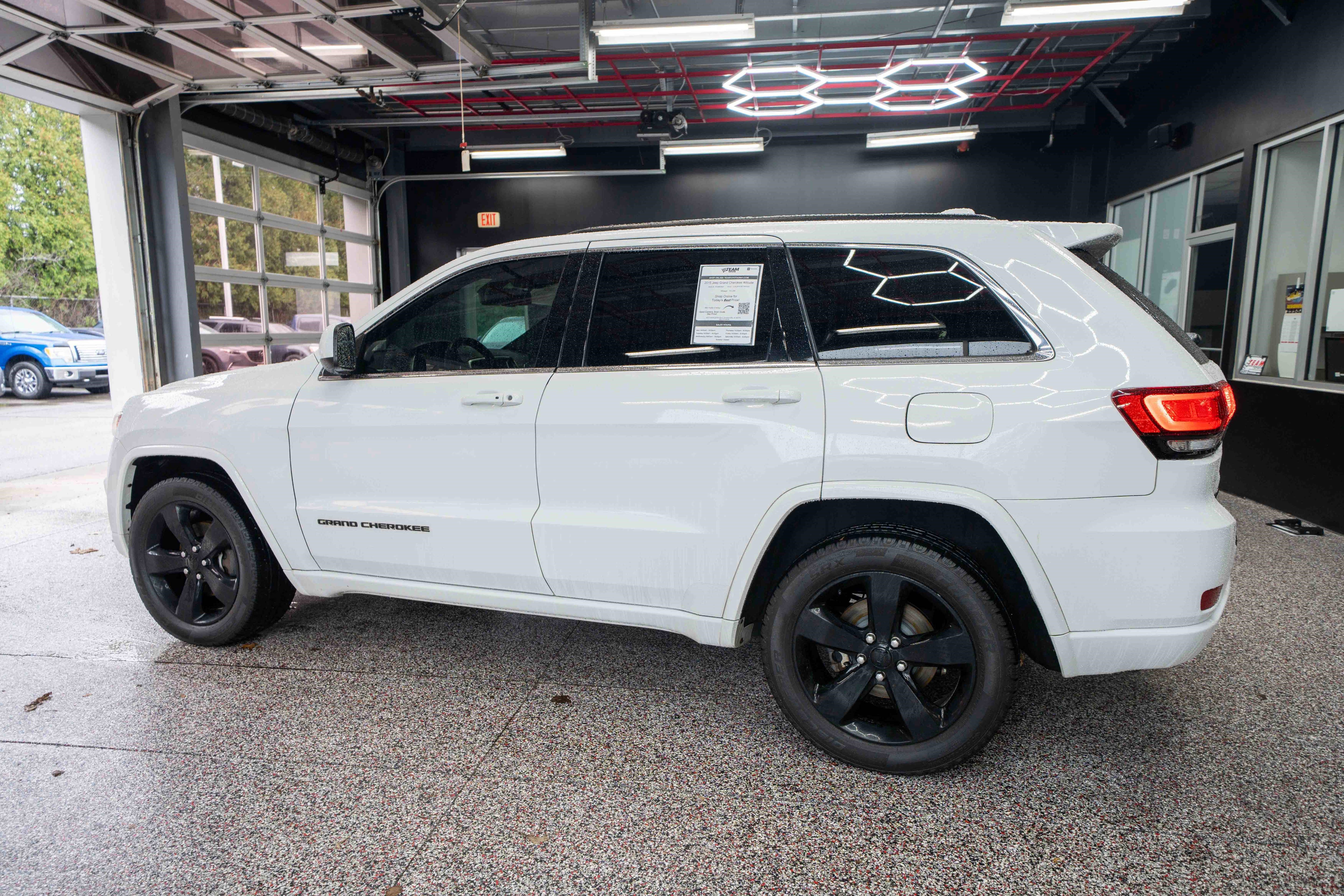 Used 2015 Jeep Grand Cherokee Altitude image 2