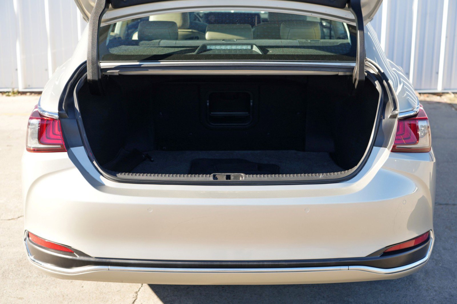 Used 2020 Lexus ES 300h w/ Premium Package image 9