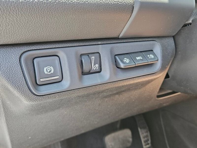 Used 2023 GMC Acadia SLT w/ Elevation Edition image 32