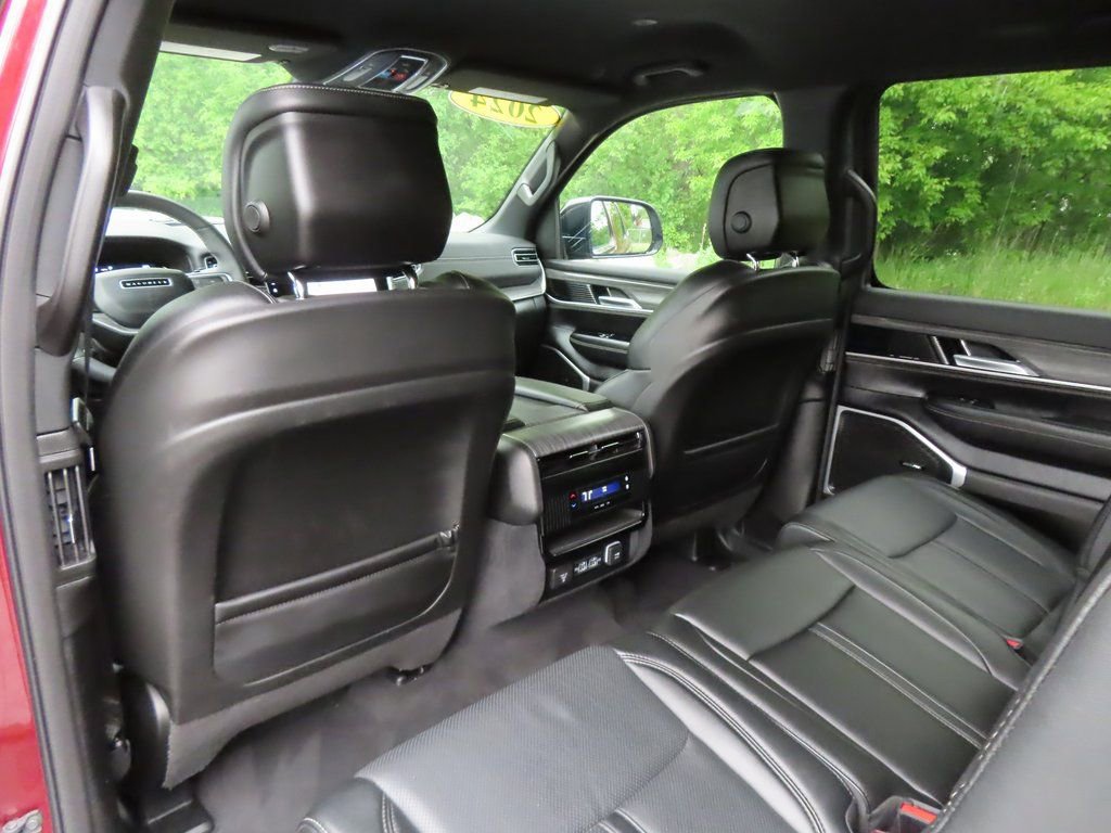 Certified 2024 Jeep Wagoneer L Series II w/ Flexible Seating Group image 34